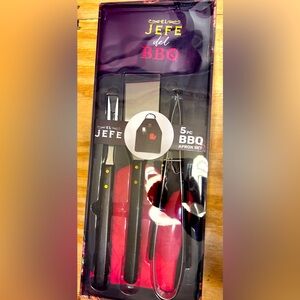 El Jefe del BBQ 5pc BBQ Apron set New unopened apron ,tong,turner, fork,mitt